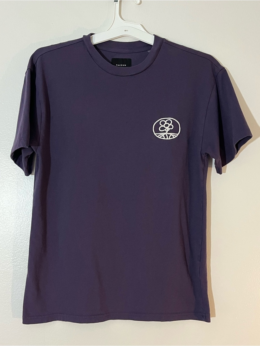 PacSun Men's Purple 100% Cotton Crew Tee with White Floral Emblem size Small